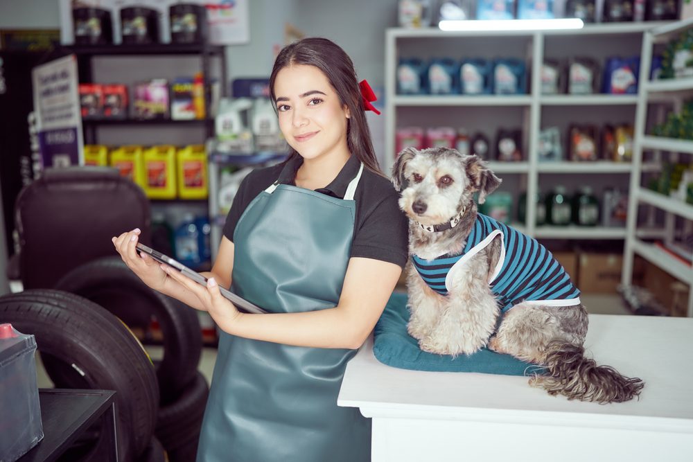 Proprietária de pet shop atendendo tutores na sua clínica